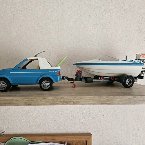 Playmobil car with boat and 2 figures like new