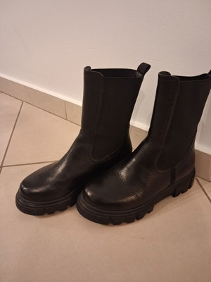 Lasocki boots size 37 like new, black leather