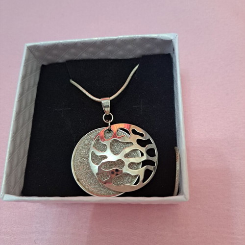 Silver chain with pendant like new, pendant not silver