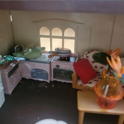 Sylvanian Villa fully furnished with accessories and 3 surprise animals