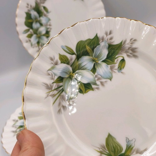 Royal Albert Trillium English cake plates like new, bone china set of 6