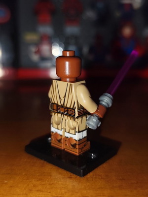 Μινιφιγούρα Lego Mace Windu με μοβ lightsaber και βάση