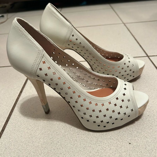 Guess dress shoes size 37 like new, beige with wooden heel