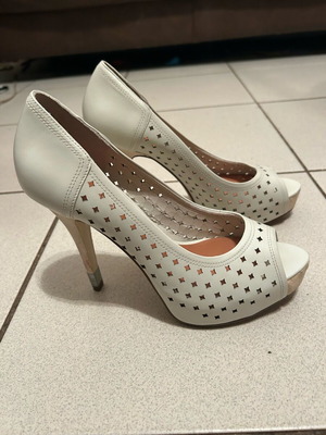 Guess dress shoes size 37 like new, beige with wooden heel