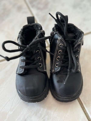 Unisex boots like new, size 23, black with laces and zipper