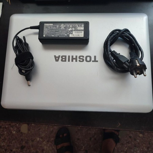 Toshiba Satellite L450D laptop like new, 4GB RAM, 500GB SSD