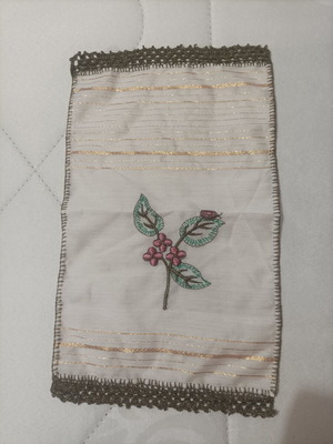 Embroidered table runner 34x19 cm with handmade lace edges