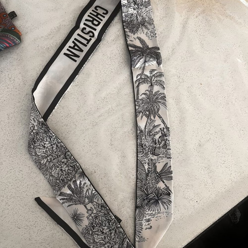 Scarf new, versatile for neck and bag use