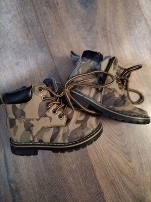 Children's boots size 26 with fur like new