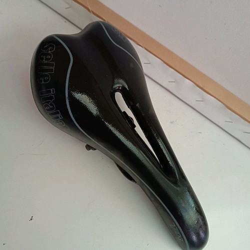 Selle Italia mountain bike saddle lightly used