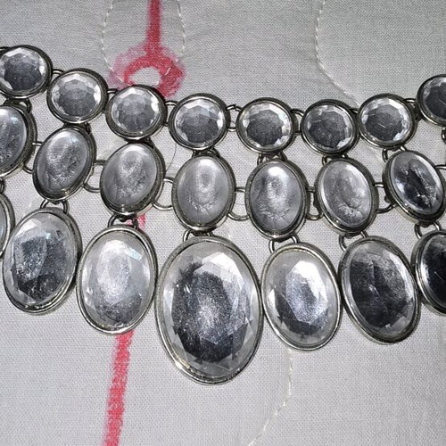 Necklace in silver tone with stones like new