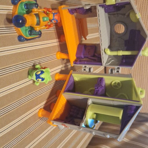 Superzings Series 2 Adventure 1 Secret Laboratory like new
