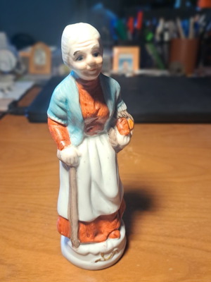 Vintage ceramic figurine of elderly woman with basket, like new