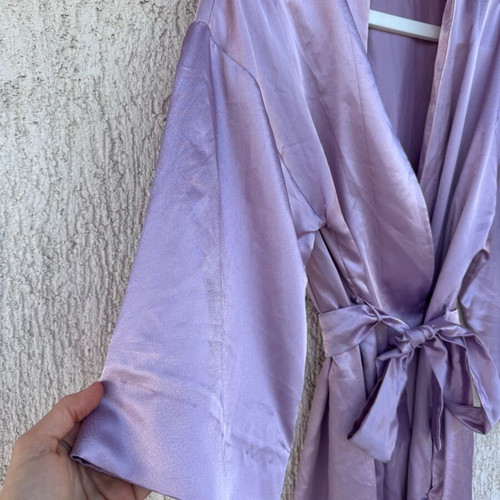 Lilac satin kimono robe like new, one size, pink purple