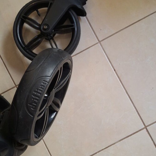 Quax Avenue Trio Chevron Grey stroller set like new with accessories