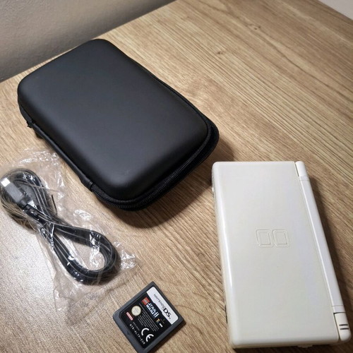 Nintendo DS Lite White like new with charger and carrying case