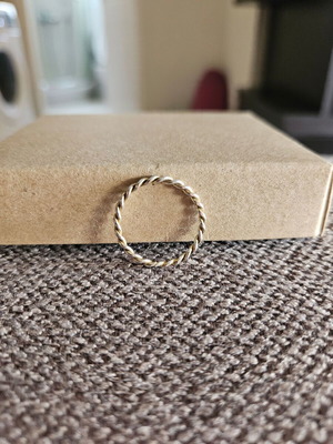 Twisted gold ring like new