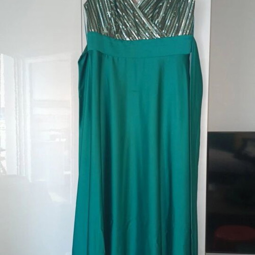 Evening dress emerald 2XL like new with sequin chest detail
