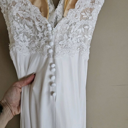 Wedding dress like new, size XS, with veil, shorts, case and garter