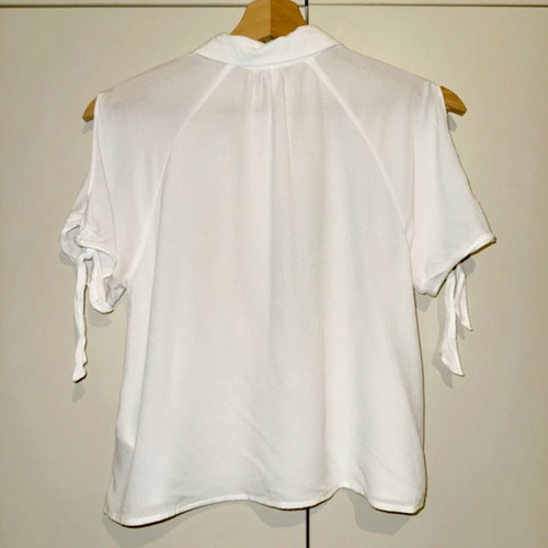 Cropped white sleeveless Guess shirt like new