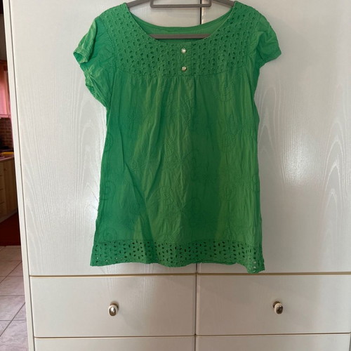 Green short-sleeve t-shirt size M