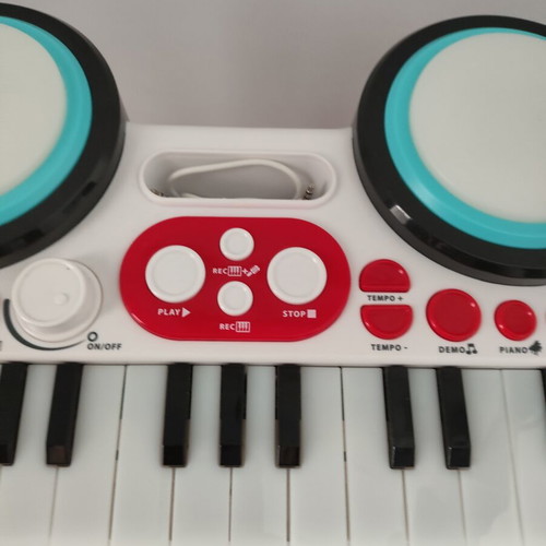 ELC children's piano keyboard like new with microphone and stool
