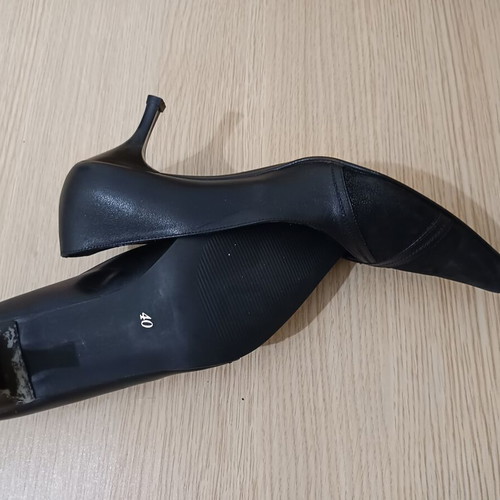 Black leather pumps, size 40