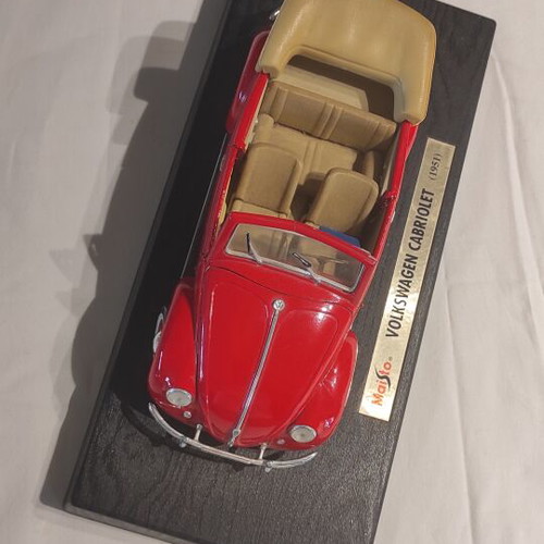 Volkswagen Cabriolet Maisto 1:18 collectible model like new, red
