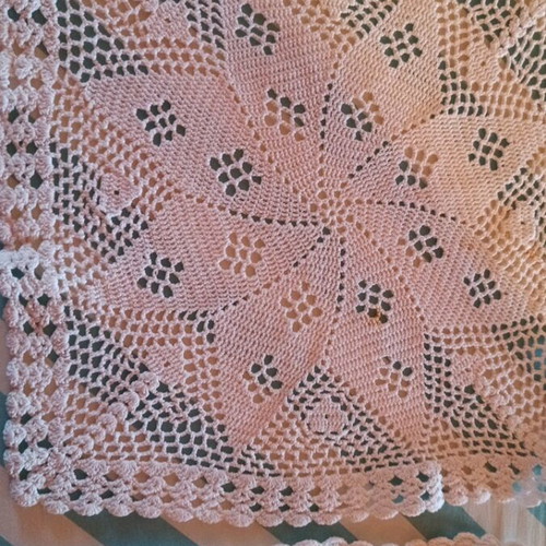 Set of 4 crochet tablecloths like new, 2 round and 2 square
