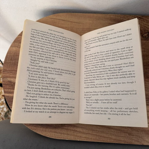 The Silent Patient psychological thriller book like new, English