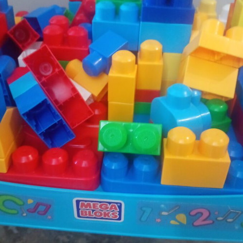 Building blocks play table with foldable legs