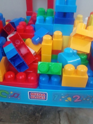 Building blocks play table with foldable legs