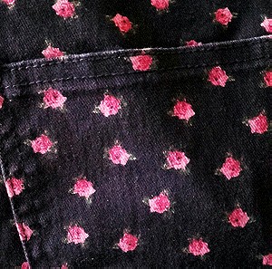 Μαύρο skinny jeans με τριαντάφυλλα