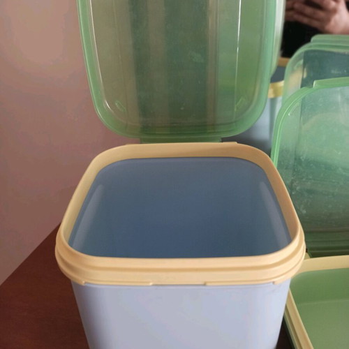 Tupperware containers like new, 3 liters blue and 1 liter green