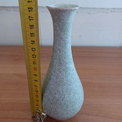 Decorative vase like new with unique cracked design and gilded detail
