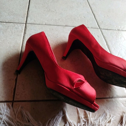 Set of size 40 pumps and satin bag like new, red