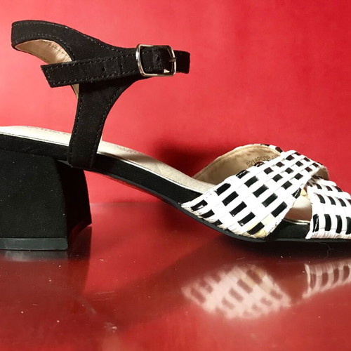 Maria Mare sandals size 38 like new, black and white