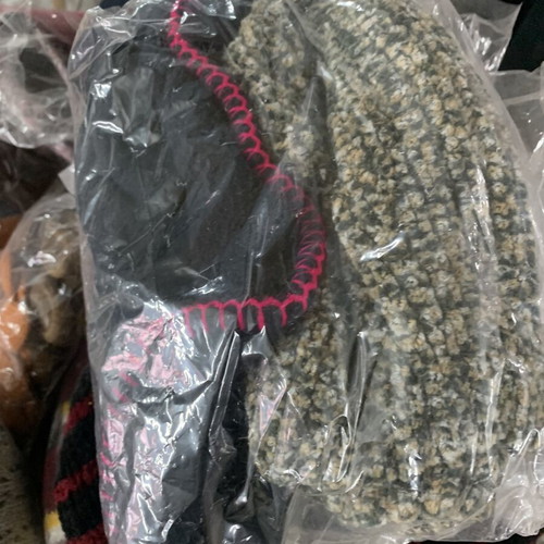 Woolen accessories new, box of about 20 pieces