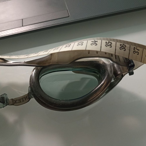 Swimming goggles
