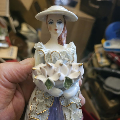 Porcelain bibelot Atelier Nofc used with garland motifs