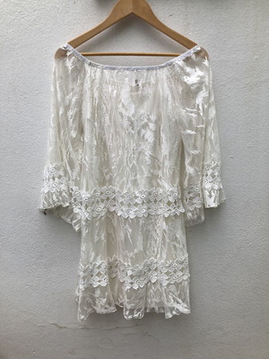 White lace dress like new, medium size, off-shoulder