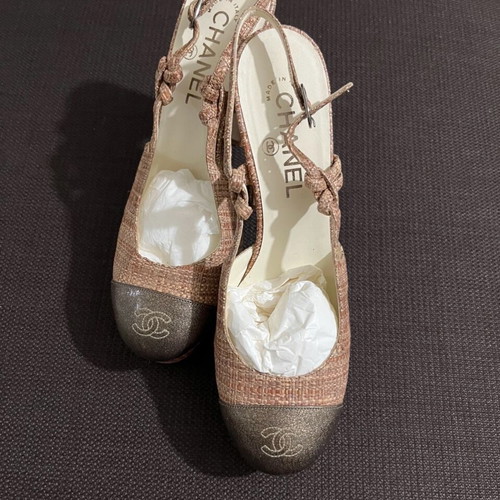 Chanel Raffia Patent Cap Toe CC Slingback Pumps size 38.5 like new