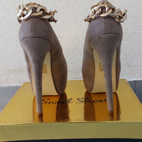 Beige high-heeled pumps new, size 36, with gold straps