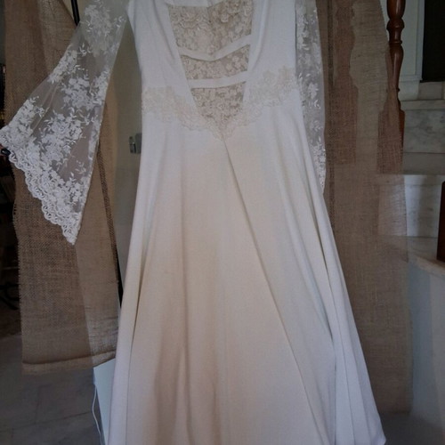 Boho wedding dress like new with lace and airy skirt