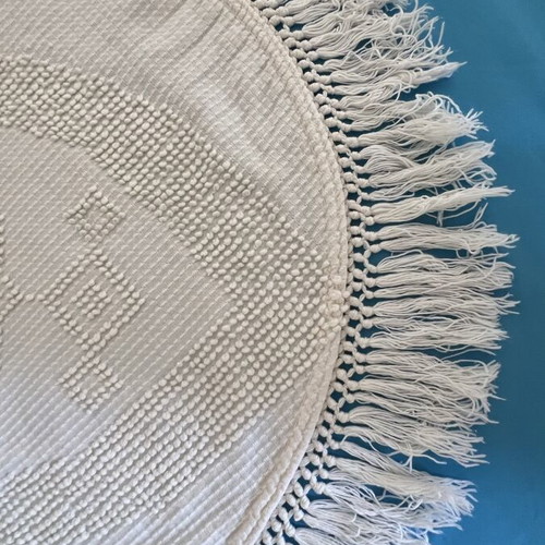 Surety king size cotton embossed bedspread like new, white