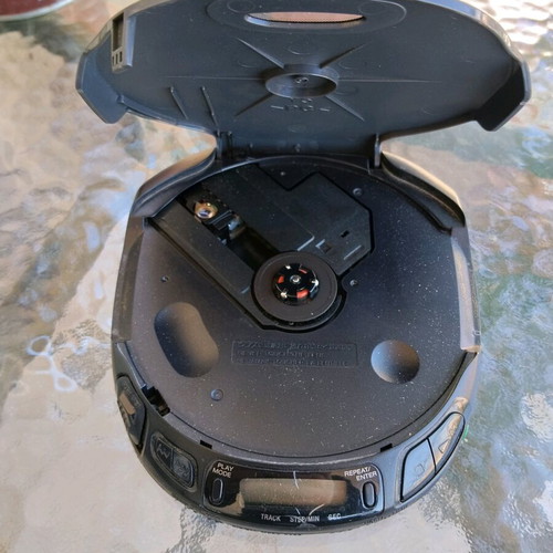 Sony Discman D-152CK portable CD player used, functional with screen crack