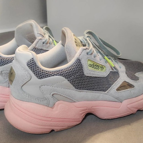 Adidas women's athletic shoe used, gray with pink sole, size 38.5