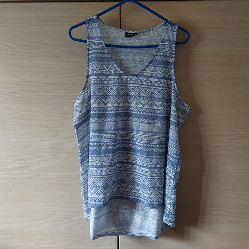 Blue sleeveless top with geometric shapes XL like new