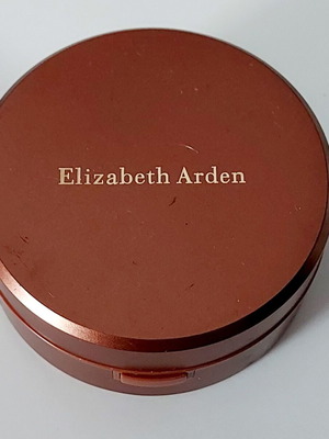 Πολύ όμορφο bronzer σε σκόνη  της ELIZABETH ARDEN