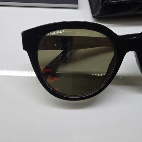 Chanel sunglasses with gold mirror lenses like new, black
